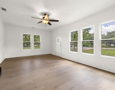 1301 Sloan St - Photo Thumbnail 1