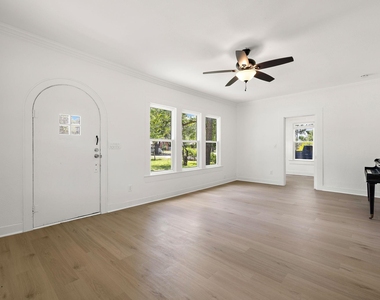 1301 Sloan St - Photo Thumbnail 6
