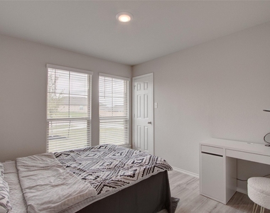 1317 Cesarina St - Photo Thumbnail 18