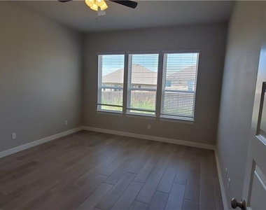 109 Everett Ct - Photo Thumbnail 4