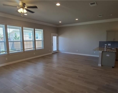 109 Everett Ct - Photo Thumbnail 1