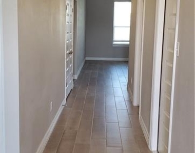 109 Everett Ct - Photo Thumbnail 3