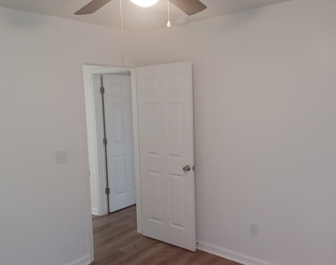 908 W 9th Street - Photo Thumbnail 13