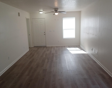 908 W 9th Street - Photo Thumbnail 2