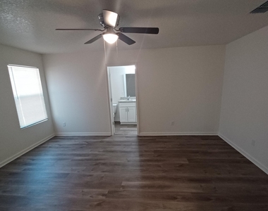 908 W 9th Street - Photo Thumbnail 6