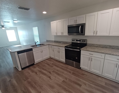 908 W 9th Street - Photo Thumbnail 4