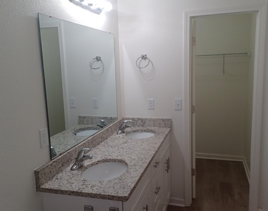 908 W 9th Street - Photo Thumbnail 8