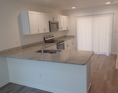 908 W 9th Street - Photo Thumbnail 3