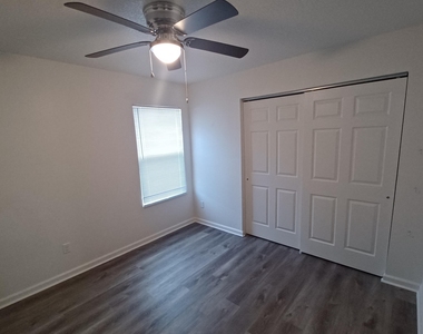 908 W 9th Street - Photo Thumbnail 12