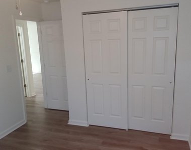 908 W 9th Street - Photo Thumbnail 11