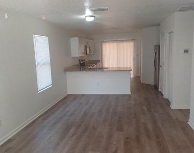 908 W 9th Street - Photo Thumbnail 1