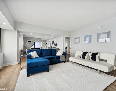 175 E Delaware Place - Photo Thumbnail 9