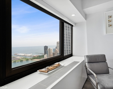 175 E Delaware Place - Photo Thumbnail 15