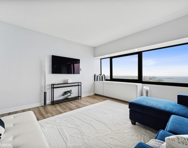 175 E Delaware Place - Photo Thumbnail 7