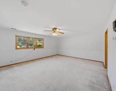 752 Rosanne Street - Photo Thumbnail 19