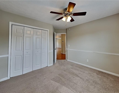 37 Christopher Drive - Photo Thumbnail 12