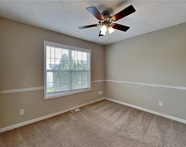 37 Christopher Drive - Photo Thumbnail 11
