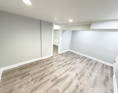 2415 N Hamlin Avenue - Photo Thumbnail 7