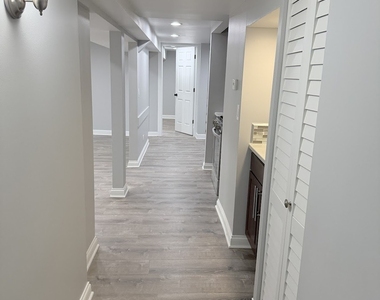 2415 N Hamlin Avenue - Photo Thumbnail 5