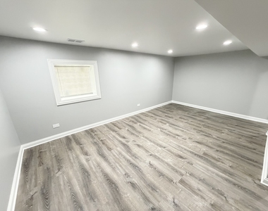 2415 N Hamlin Avenue - Photo Thumbnail 6