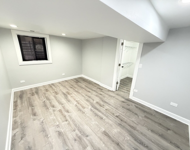 2415 N Hamlin Avenue - Photo Thumbnail 9