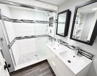 2415 N Hamlin Avenue - Photo Thumbnail 11