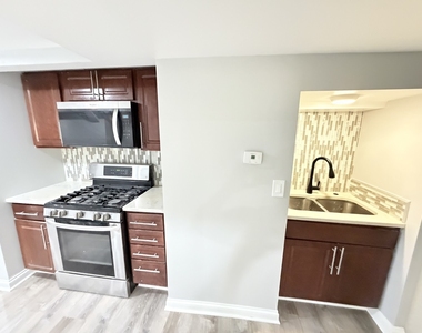 2415 N Hamlin Avenue - Photo Thumbnail 3