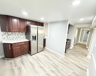 2415 N Hamlin Avenue - Photo Thumbnail 2