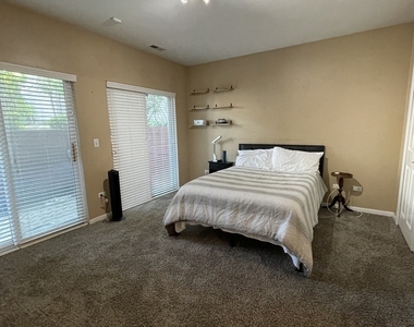 2135 N Southport Avenue - Photo Thumbnail 7
