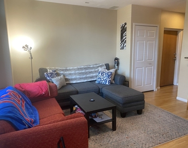 2135 N Southport Avenue - Photo Thumbnail 2