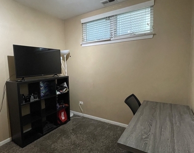 2135 N Southport Avenue - Photo Thumbnail 9
