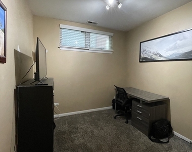2135 N Southport Avenue - Photo Thumbnail 10