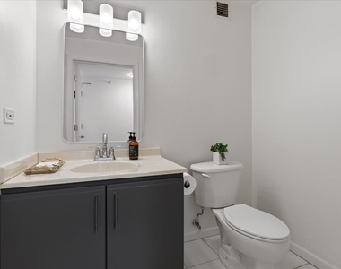 645 N Kingsbury Street - Photo Thumbnail 3