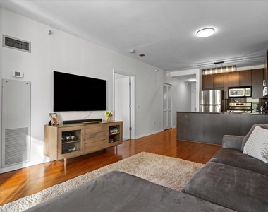645 N Kingsbury Street - Photo Thumbnail 12