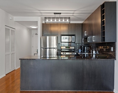 645 N Kingsbury Street - Photo Thumbnail 7
