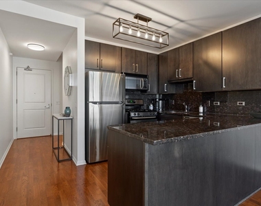 645 N Kingsbury Street - Photo Thumbnail 6