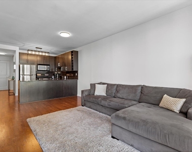 645 N Kingsbury Street - Photo Thumbnail 13