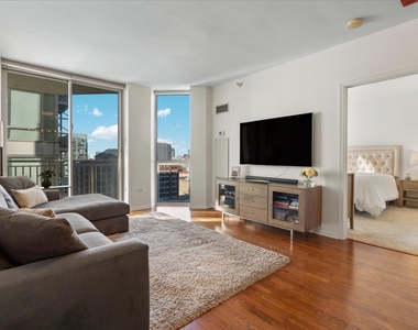 645 N Kingsbury Street - Photo Thumbnail 11