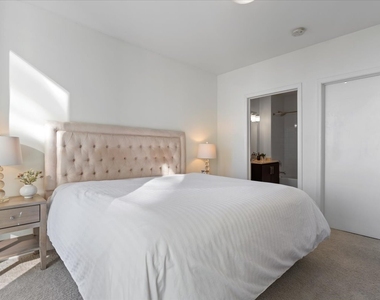 645 N Kingsbury Street - Photo Thumbnail 16