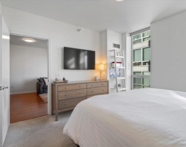 645 N Kingsbury Street - Photo Thumbnail 15