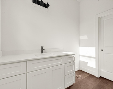 422 Clinton Park St Street - Photo Thumbnail 15