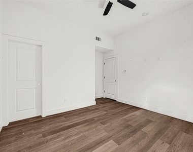 422 Clinton Park St Street - Photo Thumbnail 7