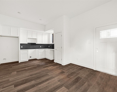 422 Clinton Park St Street - Photo Thumbnail 3