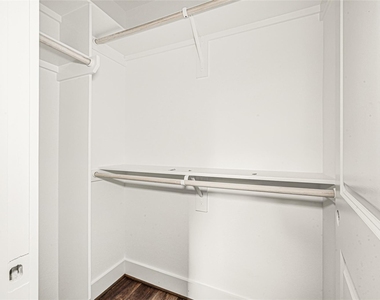 422 Clinton Park St Street - Photo Thumbnail 10