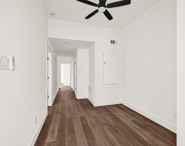 418 Clinton Park Street - Photo Thumbnail 7