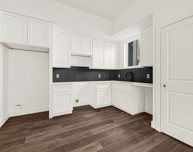 418 Clinton Park Street - Photo Thumbnail 4