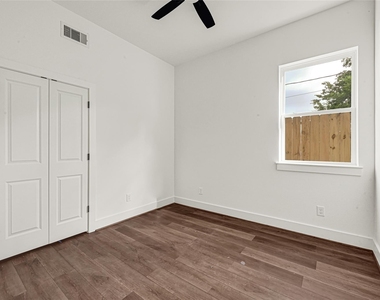 418 Clinton Park Street - Photo Thumbnail 10