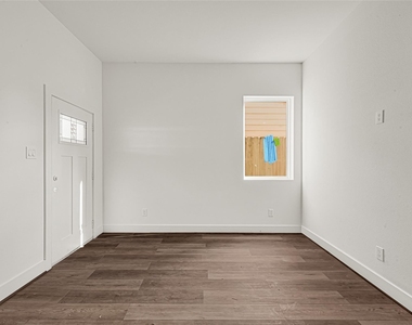 418 Clinton Park Street - Photo Thumbnail 1