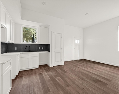 418 Clinton Park Street - Photo Thumbnail 3