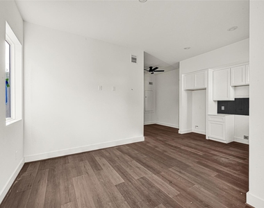 418 Clinton Park Street - Photo Thumbnail 2